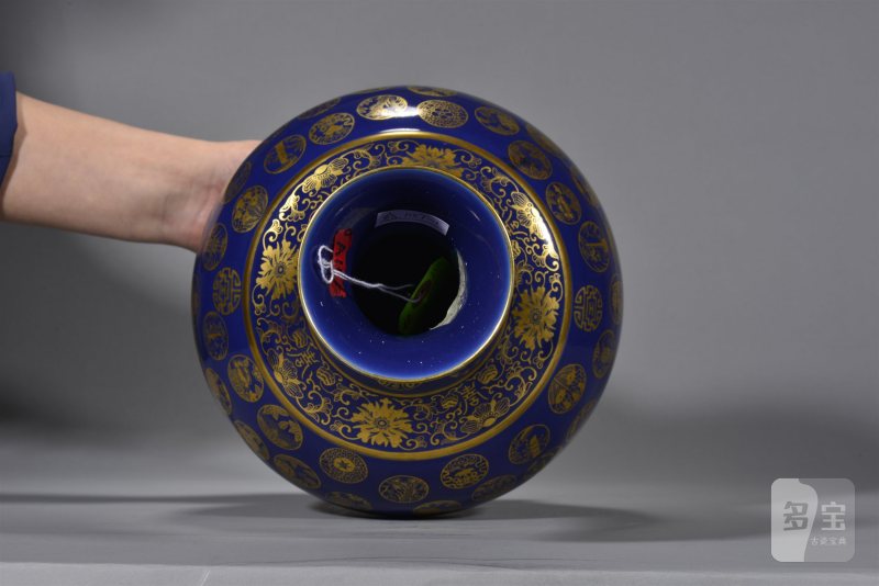 清光绪 霁蓝描金皮球花纹赏瓶 - 图6